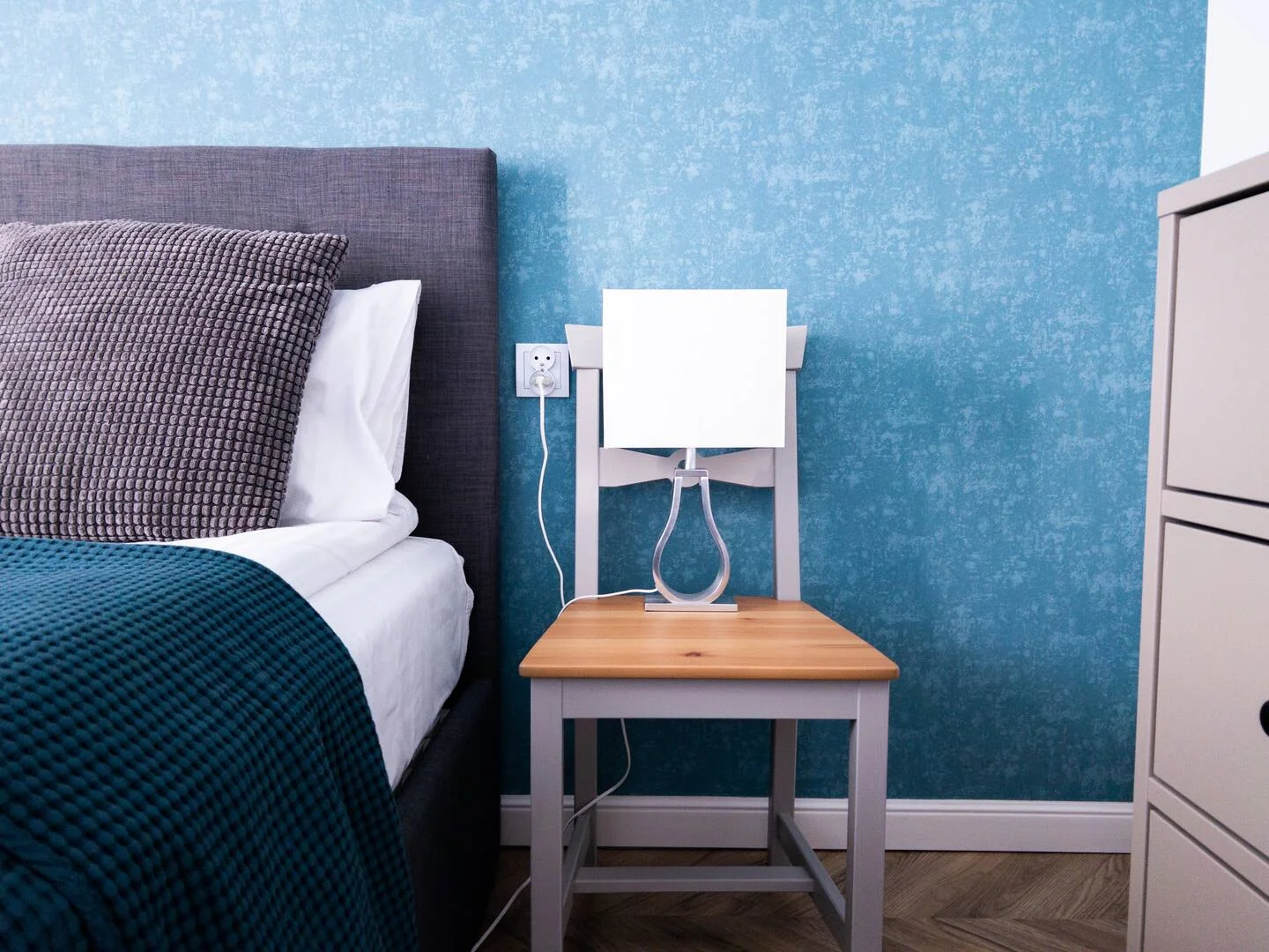 Apartament standard Bastion Wałowa — sypialnia, ujęcie trzecie
