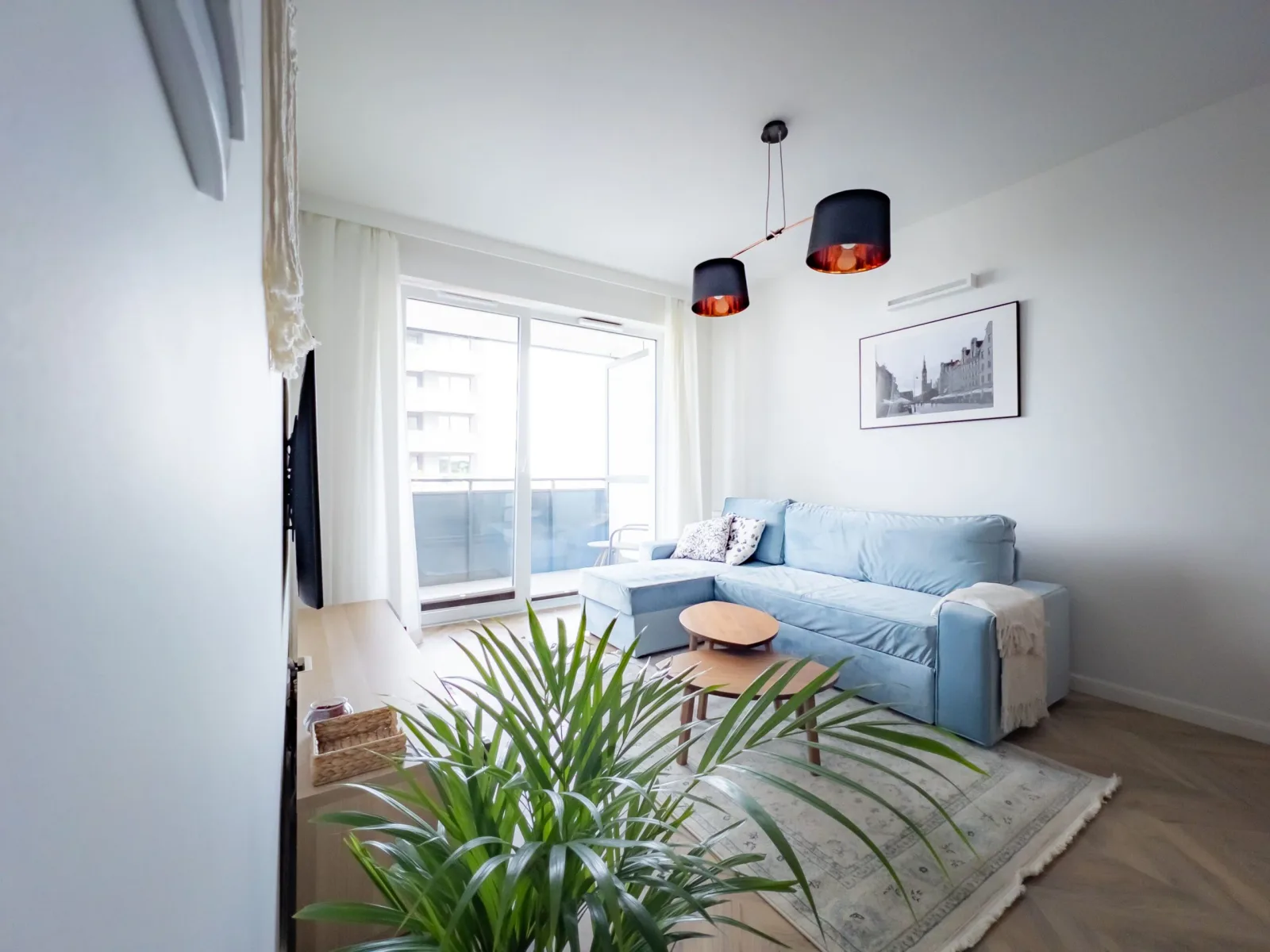 Apartament Deluxe Bastion Wałowa — wygodna kanapa w salonie, drugie ujęcie
