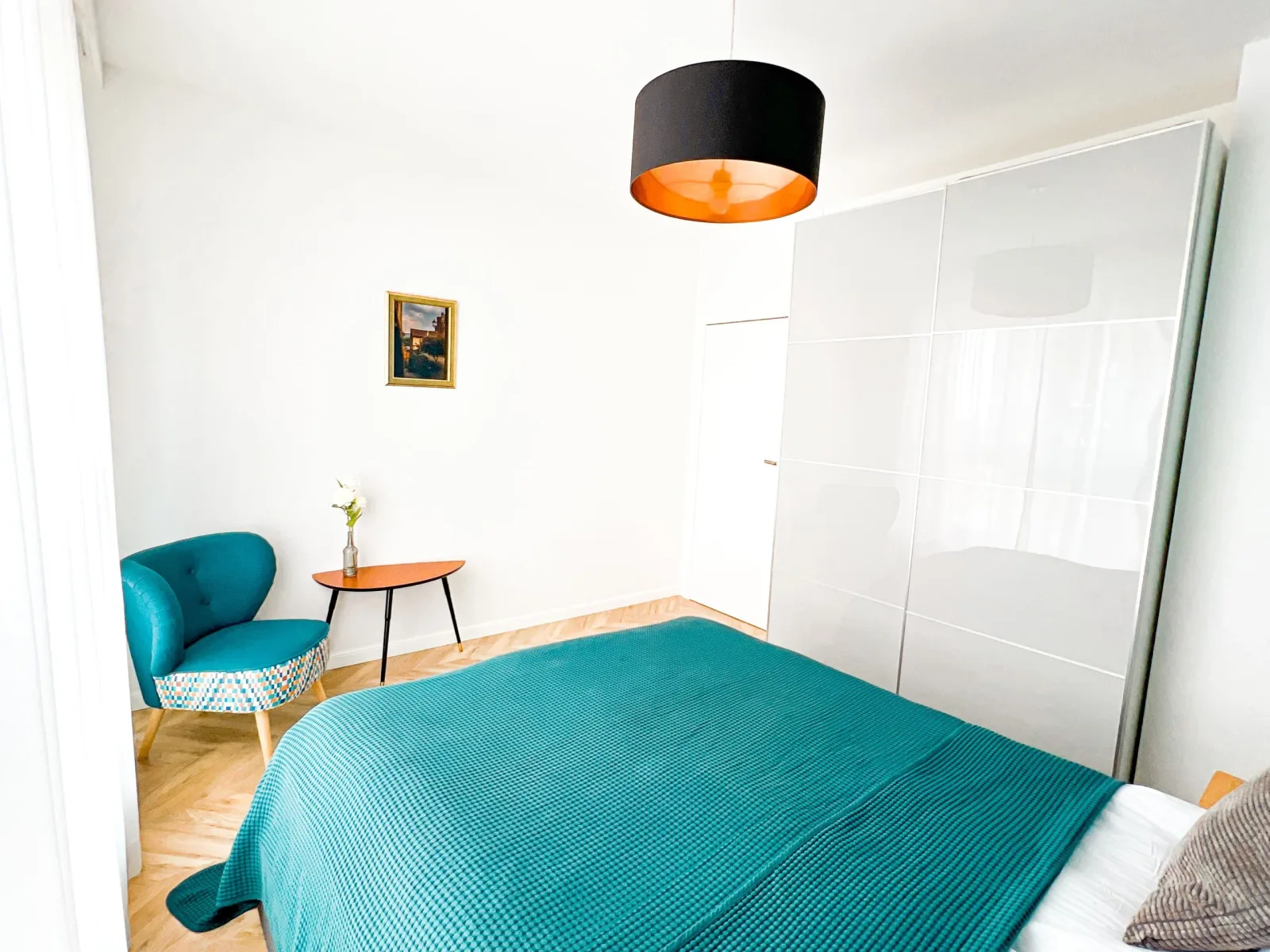 Apartament Deluxe Bastion Wałowa — sypialnia z łóżkiem i szafą