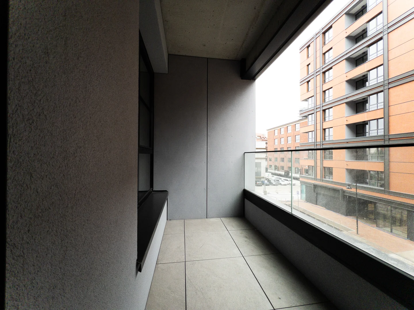Apartament DOKI przy Stoczni — jadalnia ze stołem dla sześciu osób