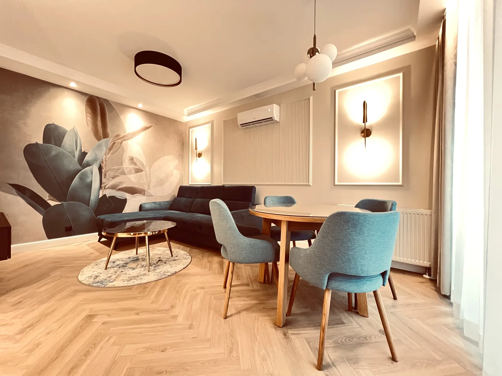 Luksusowy apartament między Stocznią a morzem — jadalnia z salonem i kanapą
