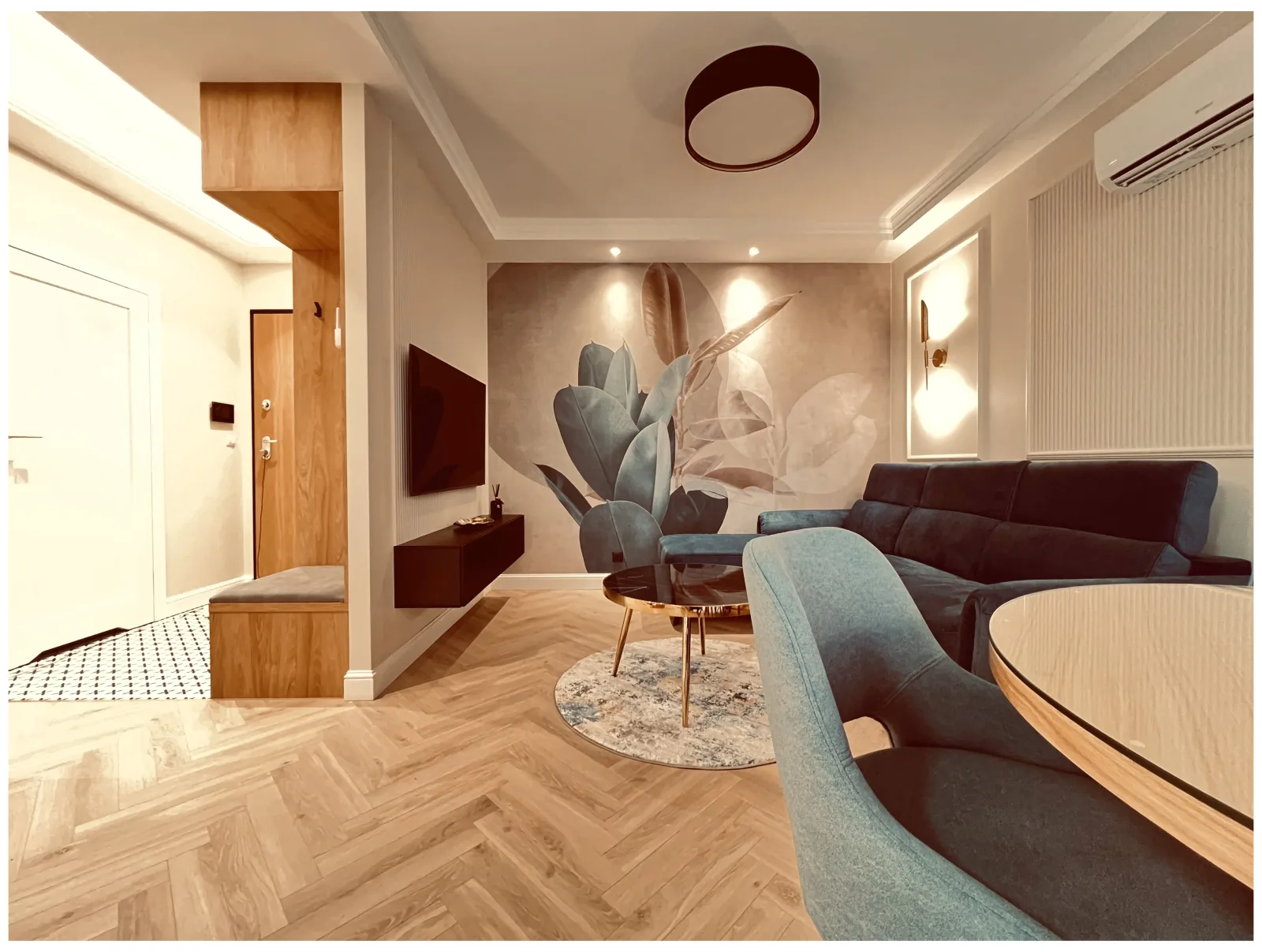 Luksusowy apartament w Letnicy — widok na jadalnię, salon i korytarz