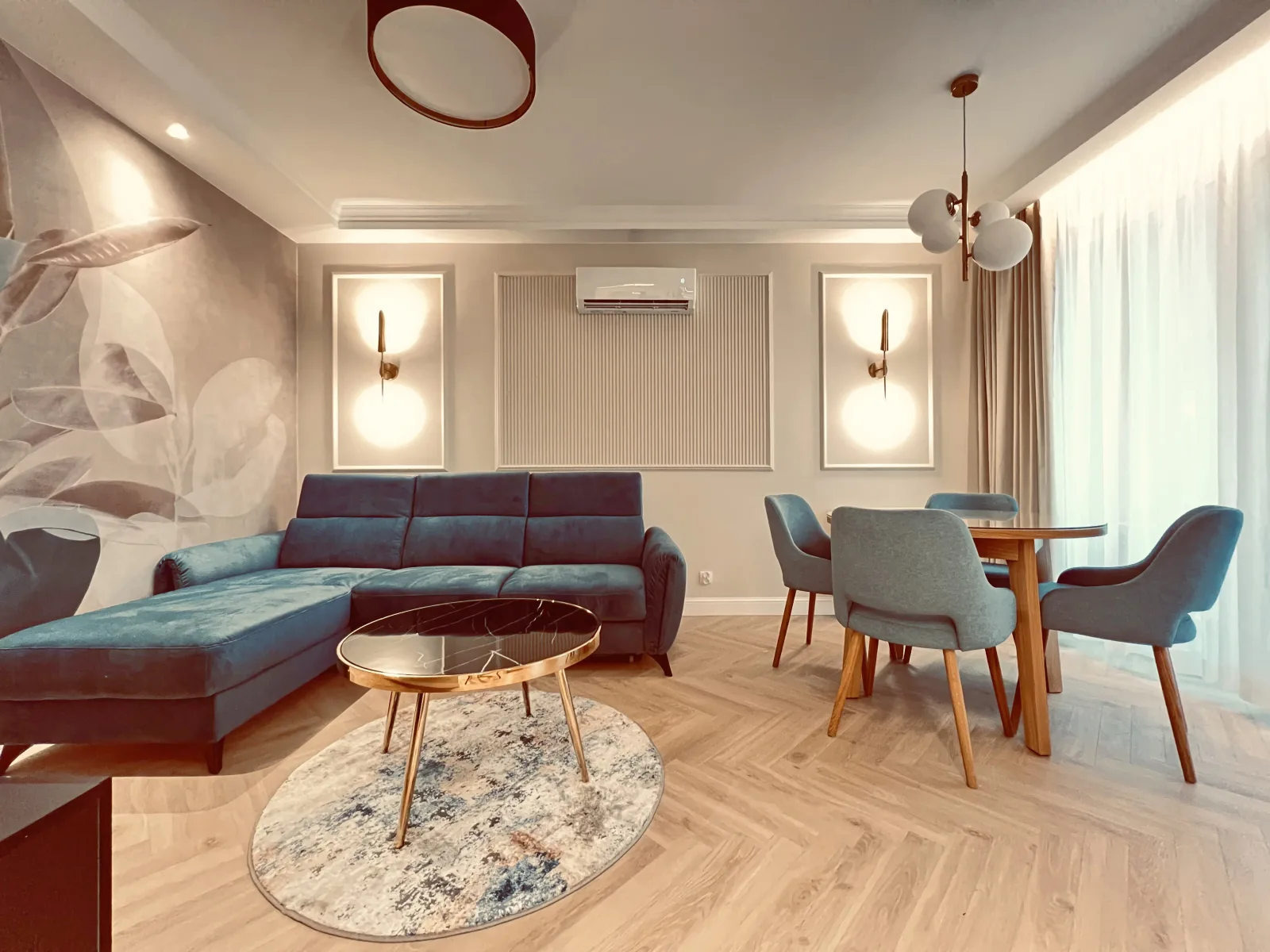 Luksusowy apartament pomiędzy Stocznią a morzem — narożna sofa i okno z zasłonami od podłogi do sufitu