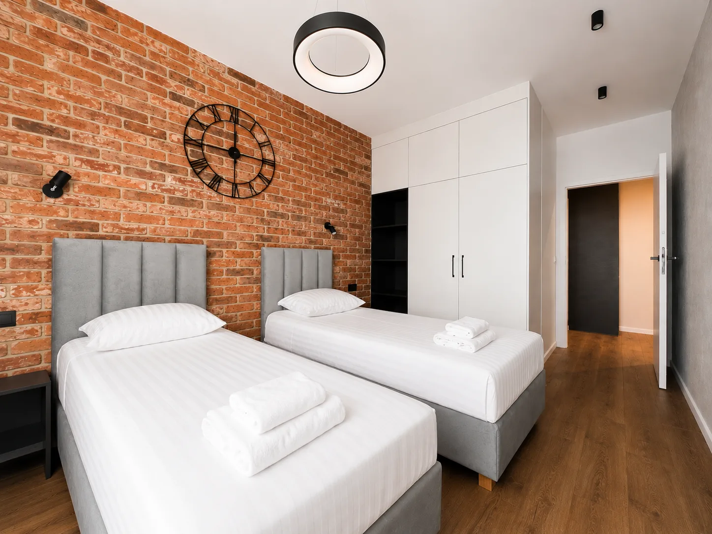 Apartament rodzinny DOKI — sypialnia główna z łóżkiem king-size