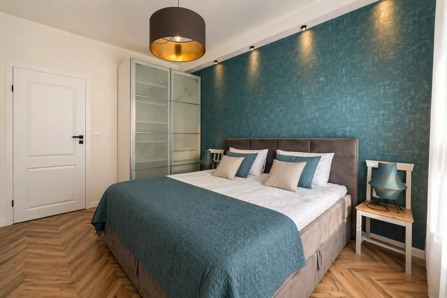 Apartament z widokiem na ogród — sypialnia z łóżkiem king-size i szafą