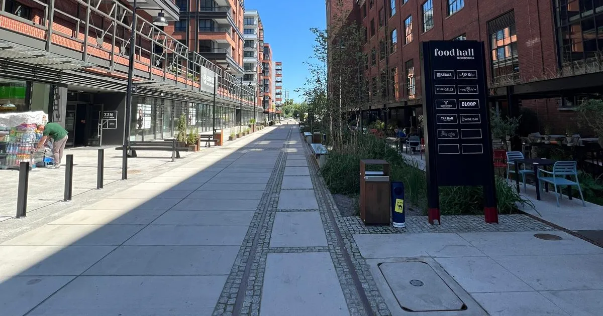 Deptak Montownia w DOKI — Food Hall z restauracjami i kawiarniami