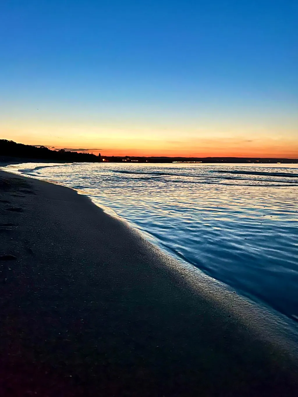 Bałtycka plaża o zmierzchu w gdańskim pasie nadmorskim — cisza po zachodzie słońca