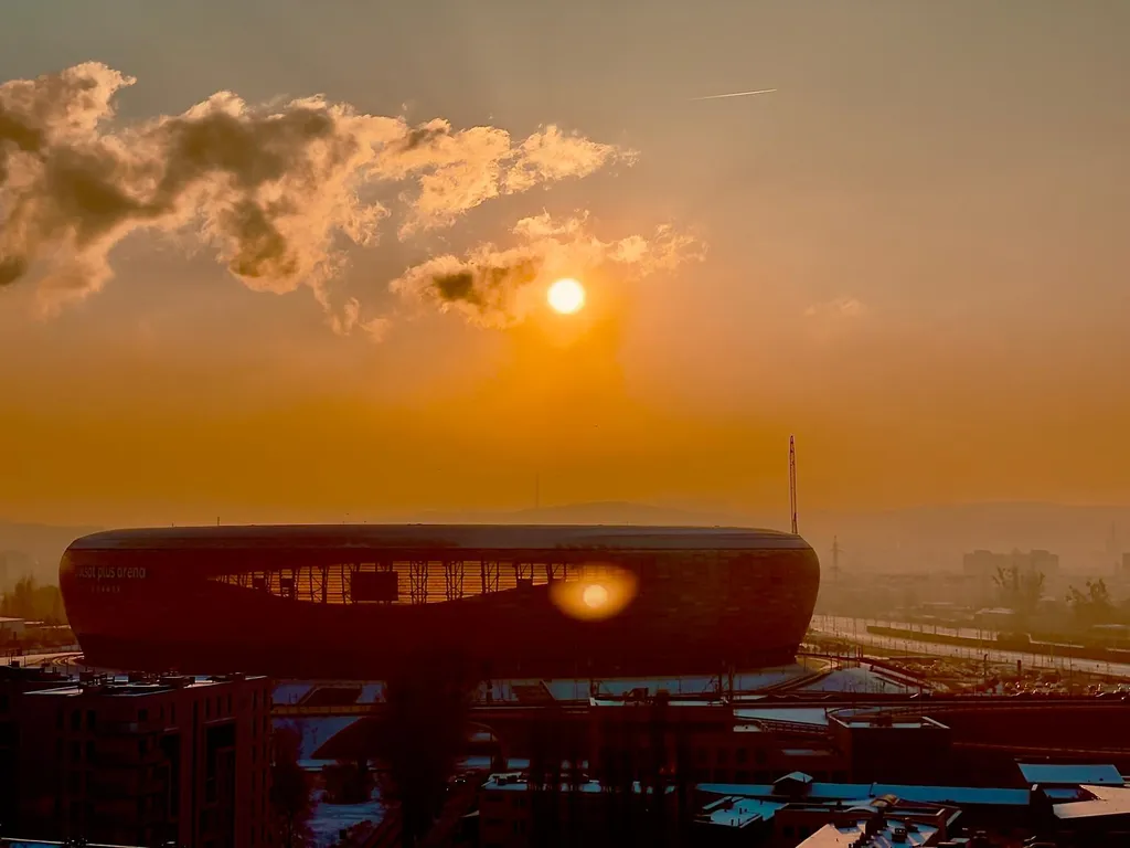 Polsat Plus Arena Gdańsk zimą — stadion przy Letnicy o zachodzie słońca