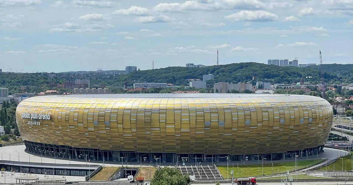 Polsat Plus Arena Gdańsk — stadion w Letnicy widoczny z apartamentu Mint