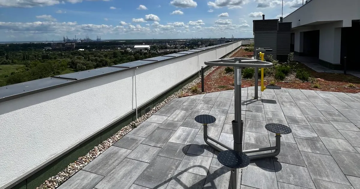Workation w Gdańsku — leżanka na dachu z panoramą miasta i Zatoki Gdańskiej